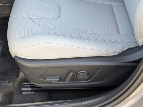 New 2025 Hyundai Elantra Limited image 18