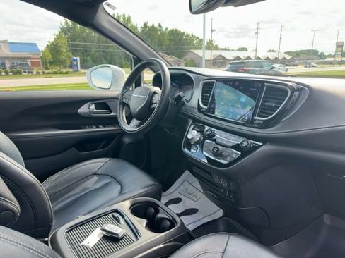Used 2022 Chrysler Pacifica Touring-L w/ S Appearance Package AWD/4WD image 9