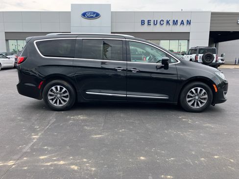 Used 2020 Chrysler Pacifica Touring-L Plus FWD image 7