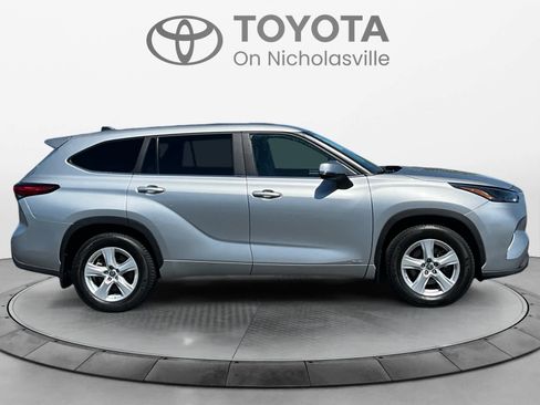 Used 2023 Toyota Highlander LE AWD/4WD image 7