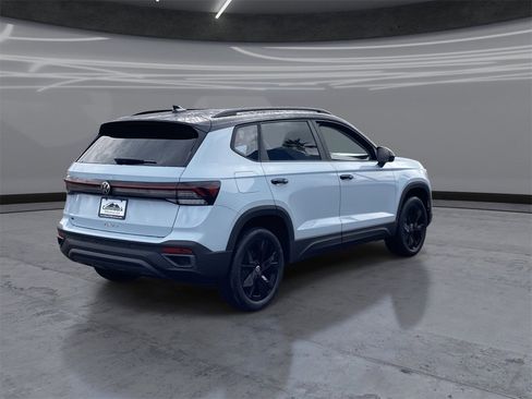 New 2026 Volkswagen Taos SE image 5