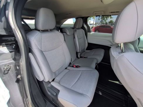 Used 2025 Toyota Sienna LE FWD image 17
