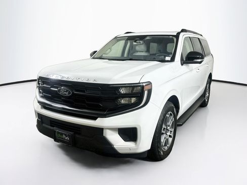 Used 2025 Ford Expedition Active AWD/4WD image 3
