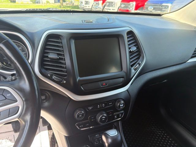 Used 2018 Jeep Cherokee Latitude Plus w/ Cold Weather Group AWD/4WD image 25