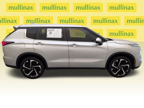 Used 2022 Mitsubishi Outlander SE image 2