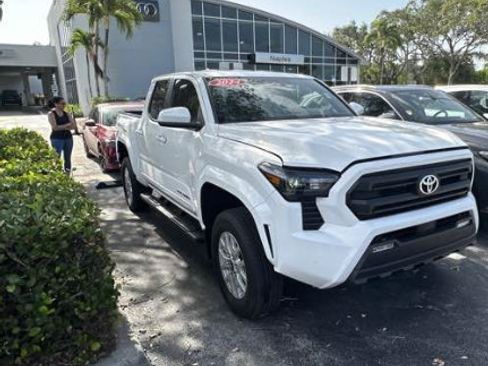 Used 2024 Toyota Tacoma SR5 AWD/4WD image 5