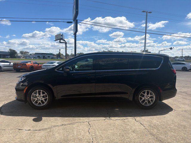 Used 2023 Chrysler Pacifica Touring FWD image 9