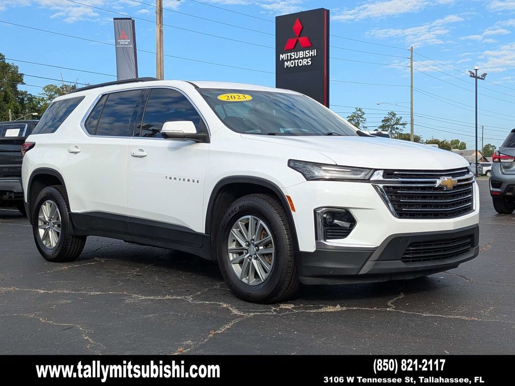 Used 2023 Chevrolet Traverse LT FWD image 1