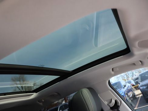 Used 2022 Audi e-tron Premium w/ Convenience Plus Package image 19