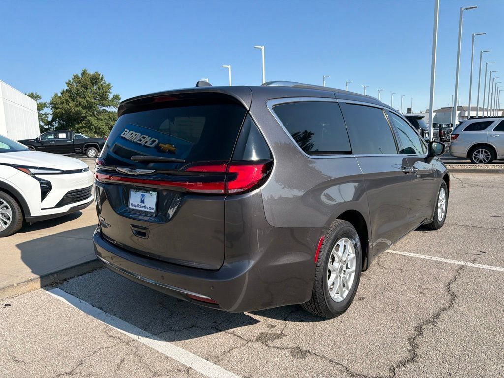 Used 2021 Chrysler Pacifica Touring-L FWD image 3