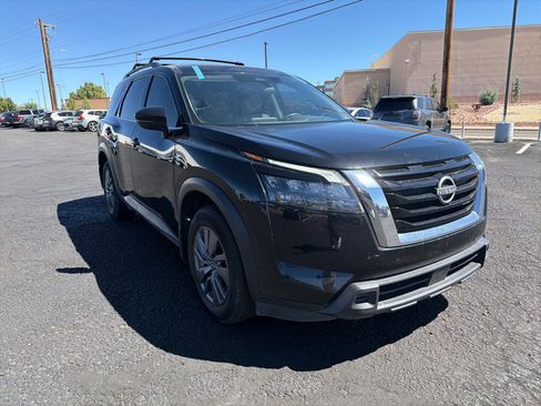 Used 2023 Nissan Pathfinder SV w/ SV Premium Package AWD/4WD image 3