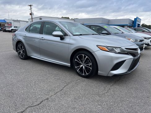 Used 2020 Toyota Camry SE image 3