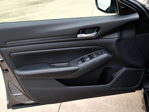 Used 2024 Nissan Altima 2.5 SV image 8