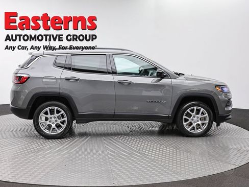 Used 2023 Jeep Compass Latitude AWD/4WD image 4