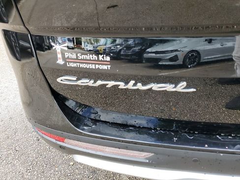 Used 2022 Kia Carnival EX FWD image 7