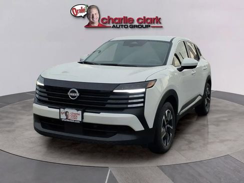 Used 2025 Nissan Kicks SV AWD/4WD image 1