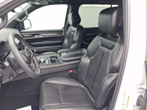 Used 2023 Jeep Wagoneer Series III w/ Preferred Equipment Group AWD/4WD image 5