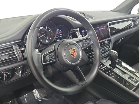 Used 2025 Porsche Macan image 4
