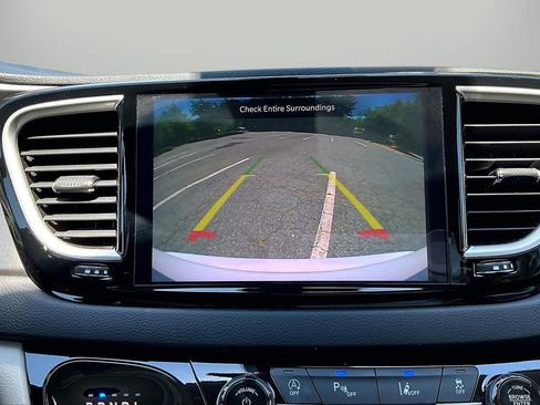 Used 2024 Chrysler Pacifica Touring-L FWD image 13