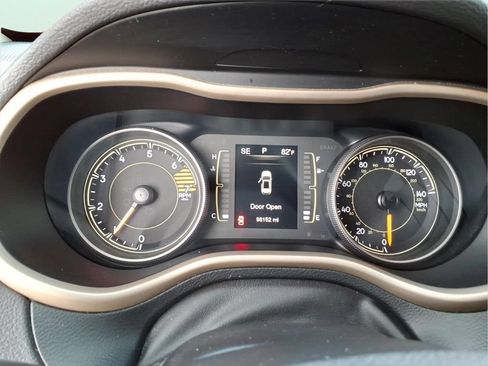 Used 2017 Jeep Cherokee Sport FWD image 23