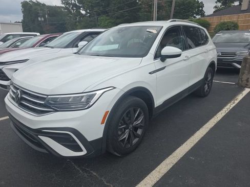 Used 2022 Volkswagen Tiguan SE FWD image 1