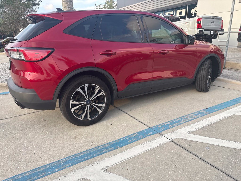 Used 2022 Ford Escape SE w/ SE Sport Appearance Package FWD image 2