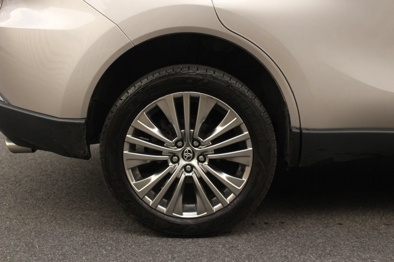Used 2021 Toyota Venza XLE w/ Softex Package AWD/4WD image 5