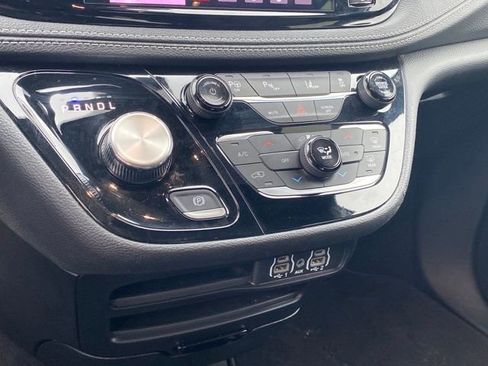 Used 2024 Chrysler Pacifica Select image 12