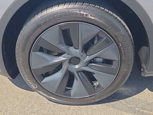 Used 2025 Tesla Model Y Long Range RWD image 9
