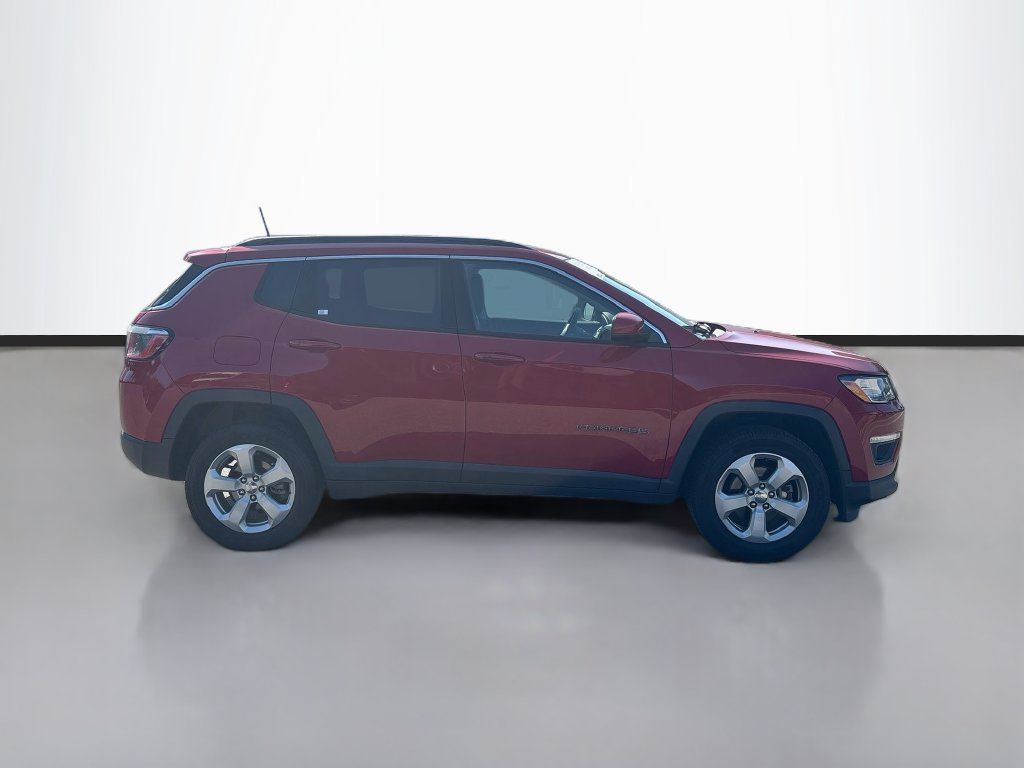Used 2019 Jeep Compass Latitude w/ Cold Weather Group AWD/4WD image 2