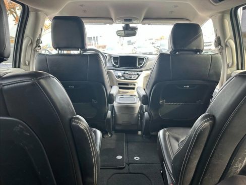 Used 2024 Chrysler Pacifica Touring-L image 19
