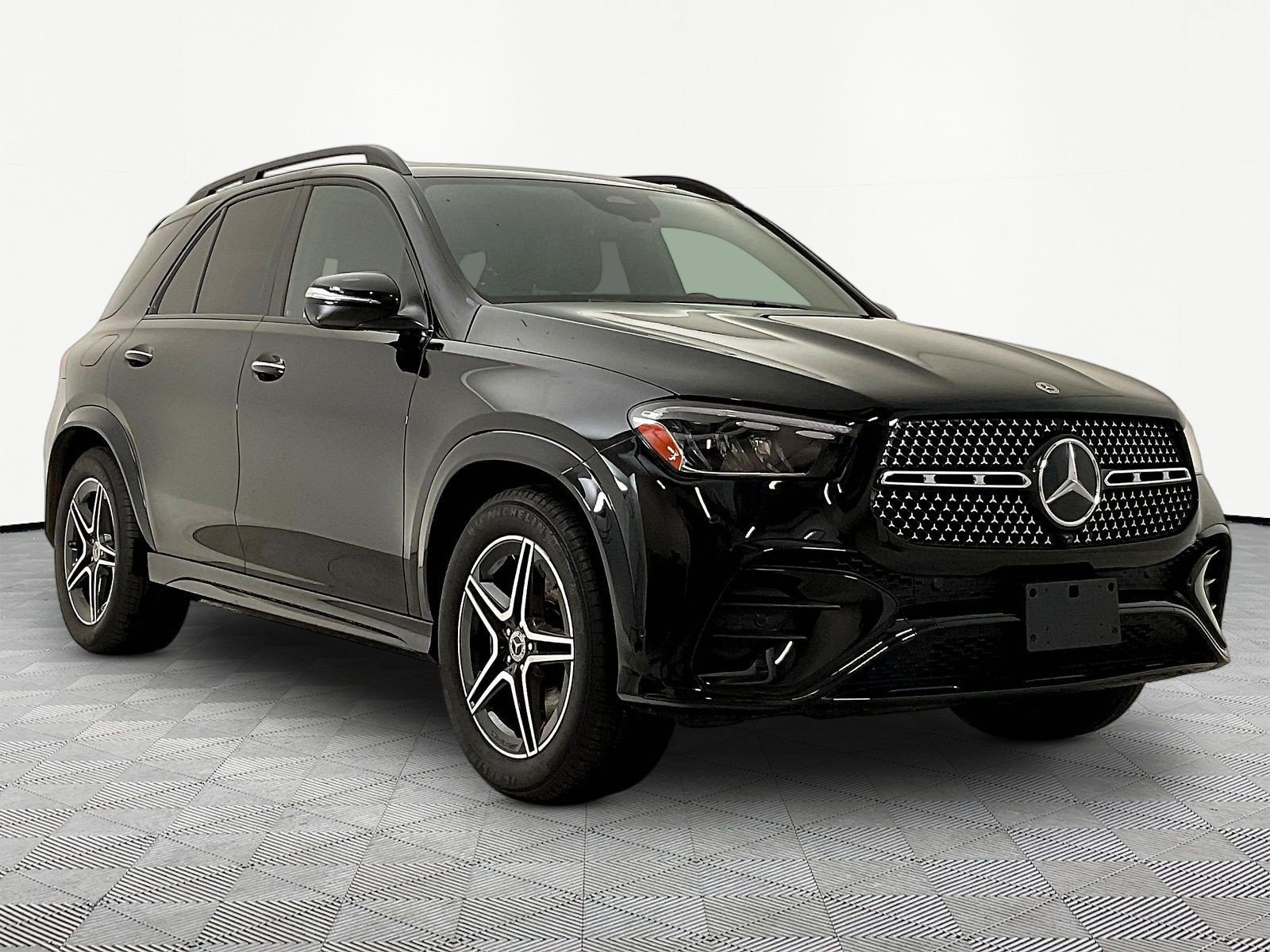 Certified 2025 Mercedes-Benz GLE 450 4MATIC w/ AMG Line Exterior image 3