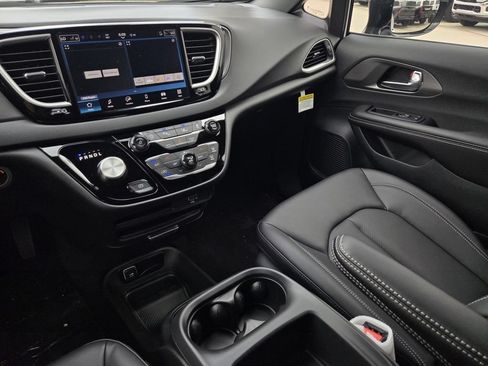 New 2026 Chrysler Voyager LX FWD image 17