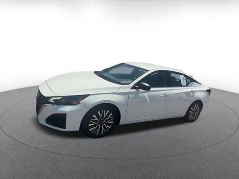 Used 2025 Nissan Altima 2.5 SV FWD image 8