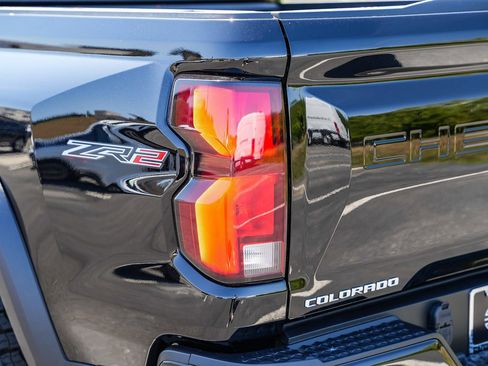 Used 2025 Chevrolet Colorado ZR2 w/ Technology Package AWD/4WD image 11