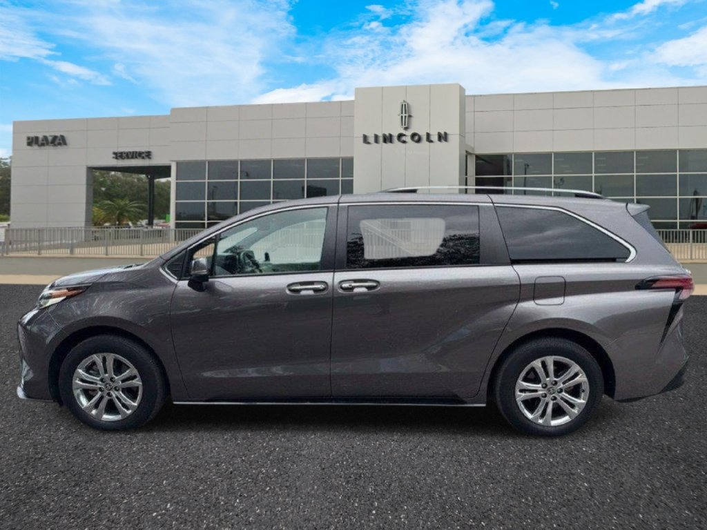 Used 2023 Toyota Sienna Platinum AWD/4WD image 6