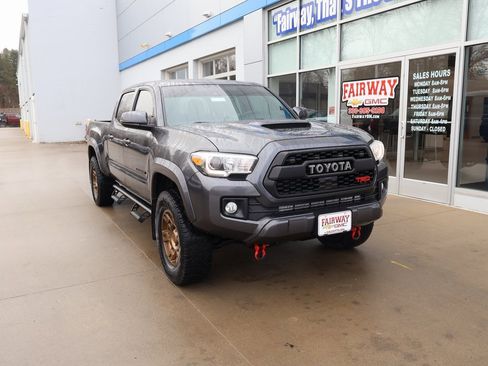 Used 2019 Toyota Tacoma TRD Sport w/ Technology Package image 2