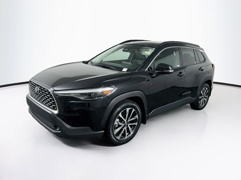 Used 2024 Toyota Corolla Cross XLE FWD image 3