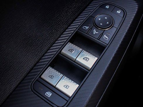 New 2025 Mitsubishi Outlander SE image 9