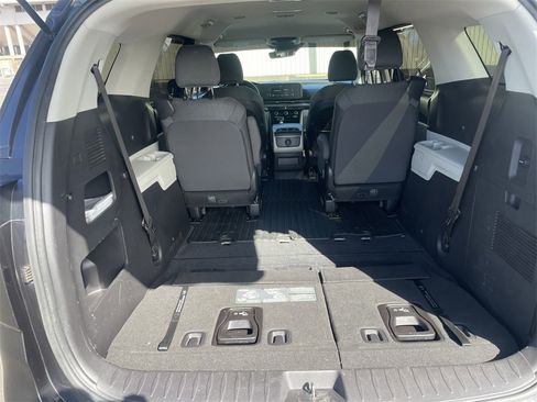 Used 2023 Kia Carnival LX image 9