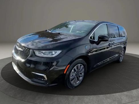 Used 2024 Chrysler Pacifica Limited FWD image 27
