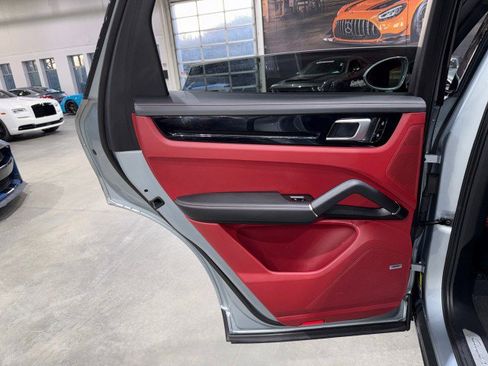 Used 2020 Porsche Cayenne image 56