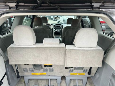 Used 2013 Toyota Sienna LE w/ Towing Pkg image 11