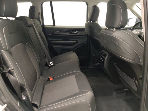 Used 2023 Jeep Grand Cherokee Laredo AWD/4WD image 19