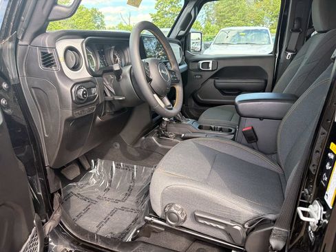 Used 2024 Jeep Gladiator Sport AWD/4WD image 11
