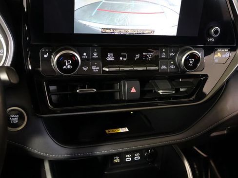 Used 2024 Toyota Highlander XLE AWD/4WD image 19