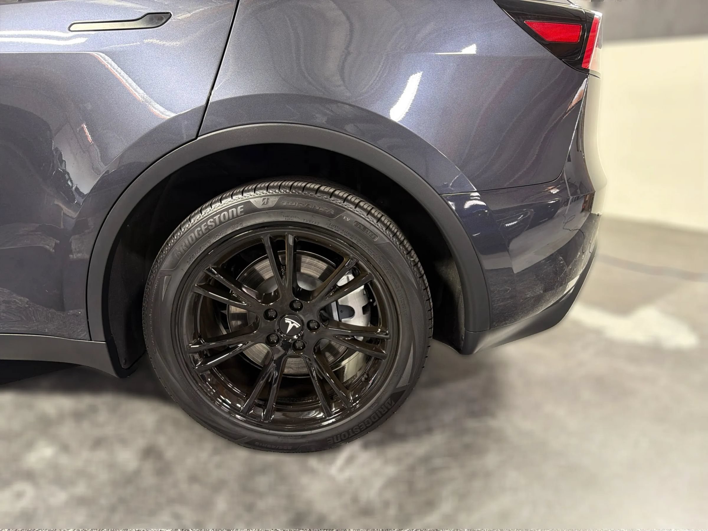 Used 2024 Tesla Model Y Long Range AWD/4WD image 19