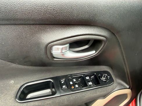 Used 2017 Jeep Renegade Latitude AWD/4WD image 12