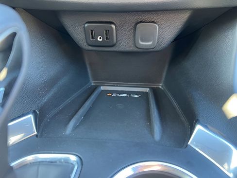 Used 2023 Chevrolet Traverse LT w/ Midnight/Sport Edition image 15