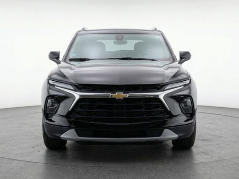 Used 2025 Chevrolet Blazer LT image 2